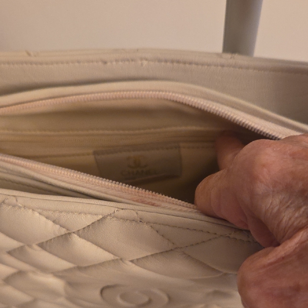 NWOT Chic Ivory Quilted Soft Genuine Leather Shoulder Bag - Picture 4 of 13